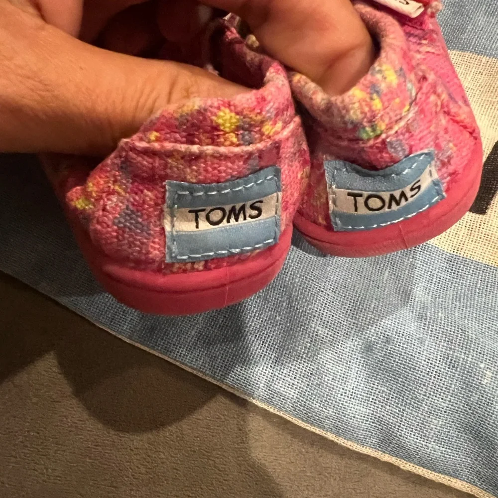 Baby‎ girl TOMS size 2